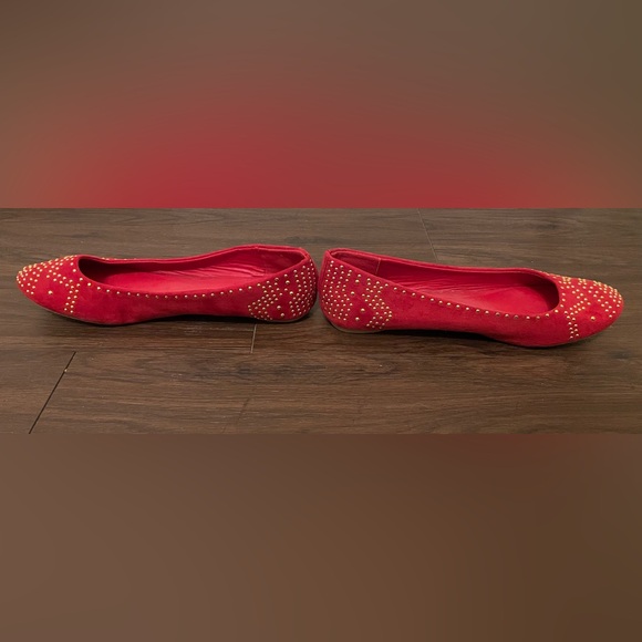 Red flats with gold women’s size 8. Red ballet flats with gold studs, closed toe - Picture 4 of 11